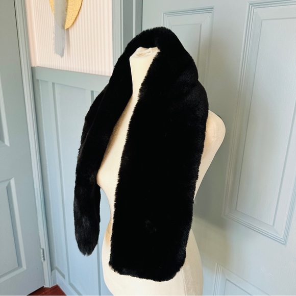 NWT Forever 21 Black Faux Fur Scarf - Picture 2 of 4